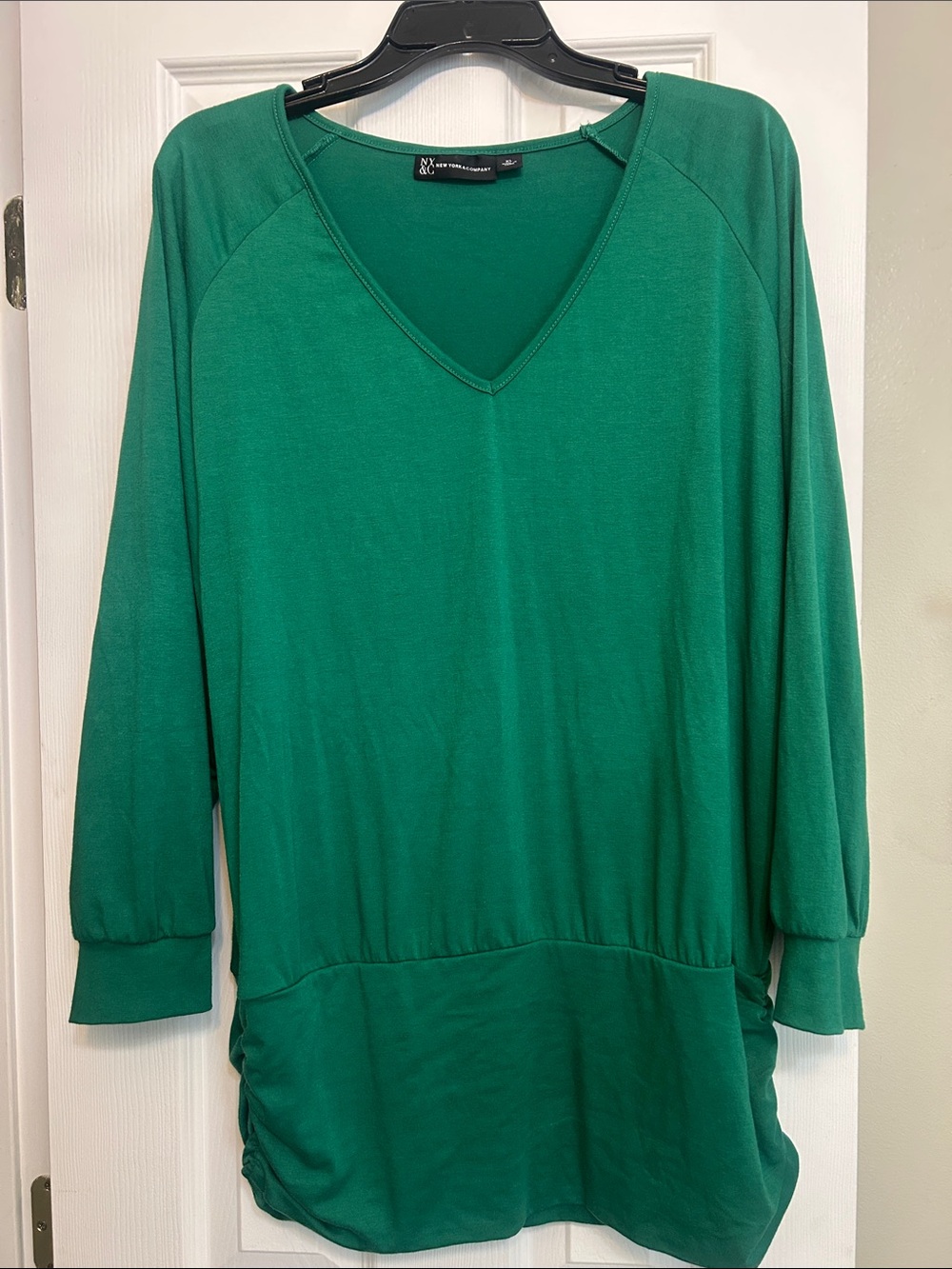 New York & Company Green V-Neck Long Sleeve Pullover Top